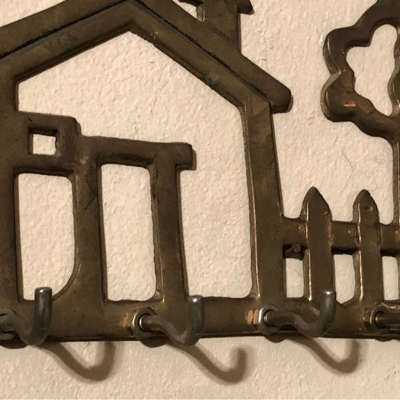 8894 Brass Key Holder House Tree Picket Fence 5 Key Holder Vintage Wall Mount - Picture 7 of 8